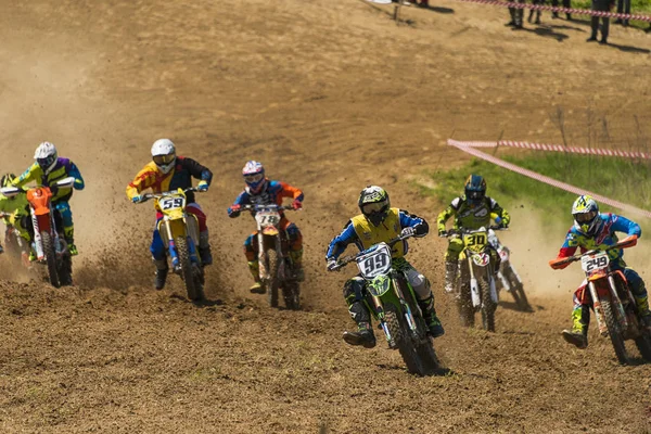 Motociclistas desconocidos supera la pista — Foto de Stock