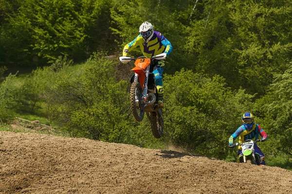 Motociclistas desconocidos supera la pista — Foto de Stock