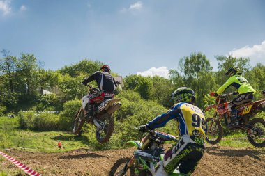 Bilinmeyen motosiklet yarışçıları parça üstesinden