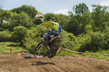 Bilinmeyen motosiklet yarışçısı parça üstesinden