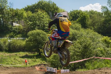 Bilinmeyen motosiklet yarışçısı parça üstesinden