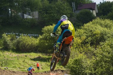 Bilinmeyen motosiklet yarışçıları parça üstesinden