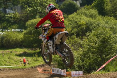 Bilinmeyen motosiklet yarışçısı parça üstesinden