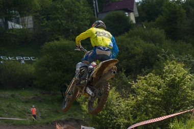 Bilinmeyen motosiklet yarışçısı parça üstesinden