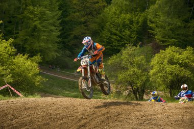 Bilinmeyen motosiklet yarışçıları parça üstesinden