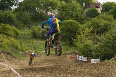 Bilinmeyen motosiklet yarışçıları parça üstesinden