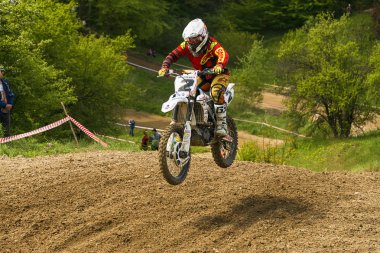 Bilinmeyen motosiklet yarışçısı parça üstesinden