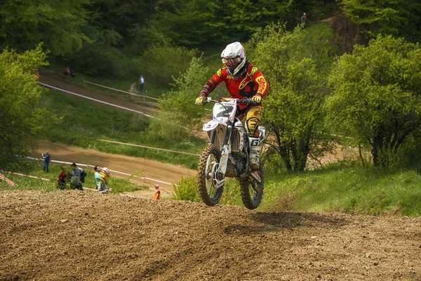 Neznámý motocyklový závodník překoná trať — Stock fotografie