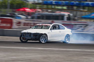 Drift araba marka üstesinden Bmw dönüş izle