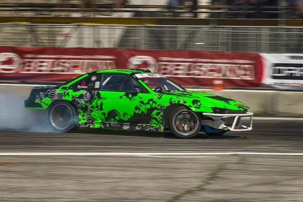 Drift auto merk Nissan overwinnen beurt track — Stockfoto