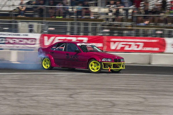 Drift auto merk Bmw overwinnen beurt track — Stockfoto