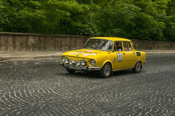 Antiguo coche retro Skoda 110R participando en la carrera Leopolis — Foto de Stock