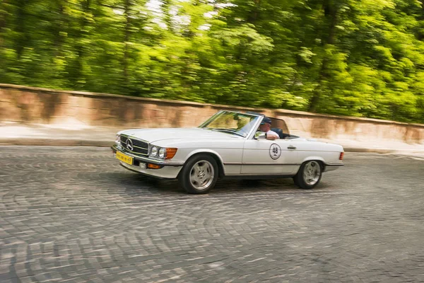 Vieille voiture rétro Mercedes- Benz SL 450 — Photo