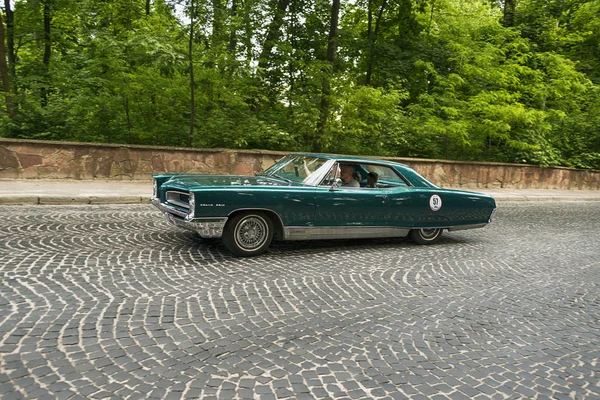 Antiguo coche retro Pontiac Grand Prix — Foto de Stock