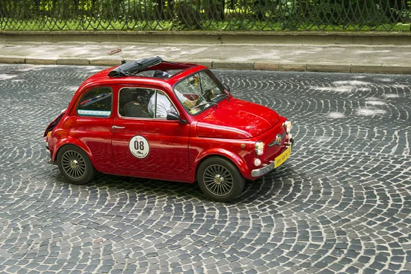 Antiguo coche retro Fiat 500 R — Foto de Stock