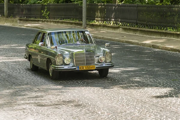 Staré retro auto Mercedes-Benz 220 se 1963 — Stock fotografie