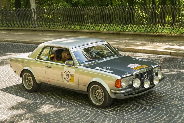 Antiguo coche retro Mercedes- Benz 220 — Foto de Stock