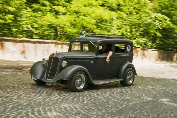 Antiguo coche retro PLYMOUTH ESPECIAL — Foto de Stock