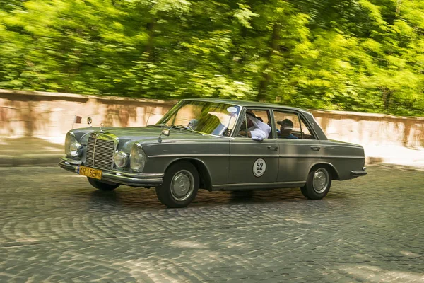 Antiguo coche retro Mercedes- Benz 220 SE 1963 — Foto de Stock