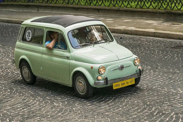 Antiguo coche retro Fiat 500 (1957 ) — Foto de Stock