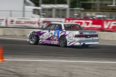 Drift araba marka üstesinden Nissan dönüş izle