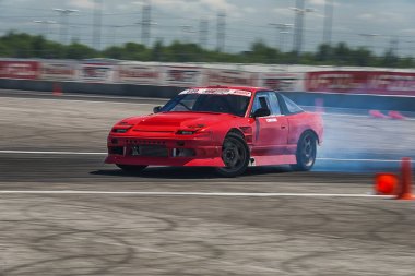 Drift araba marka üstesinden Nissan dönüş izle