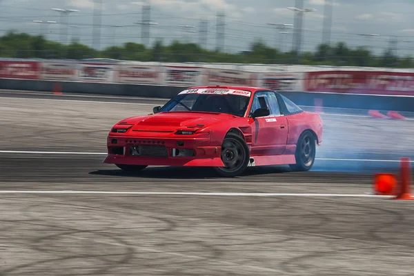 Drift auta značky Nissan překonat zase stopa — Stock fotografie