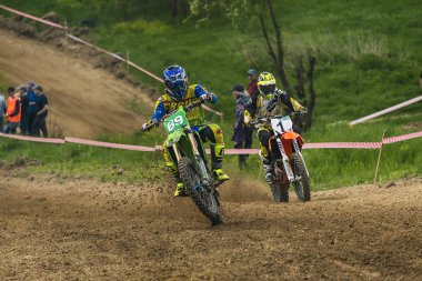 Bilinmeyen motosiklet yarışçıları parça üstesinden