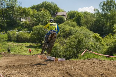 Bilinmeyen motosiklet yarışçısı parça üstesinden