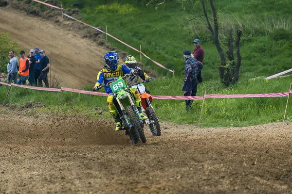 Motociclistas desconocidos superan la pista —  Fotos de Stock