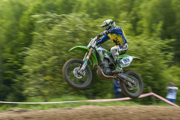 Motociclista Roman Kruk superar a pista — Fotografia de Stock