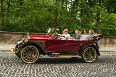 Eski retro araba Willys Knight (1920))