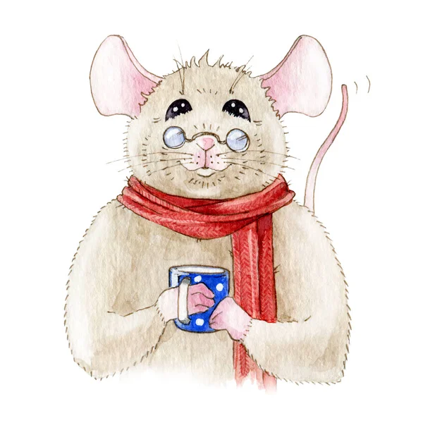 빨간 따뜻한 스카프에 재미 작은 마우스의 수채화 그림입니다. 안경을 쓰고 물방울 무늬가있는 파란색 컵이있는 귀여운 친절한 쥐. 흰색 배경에 격리. — 스톡 사진