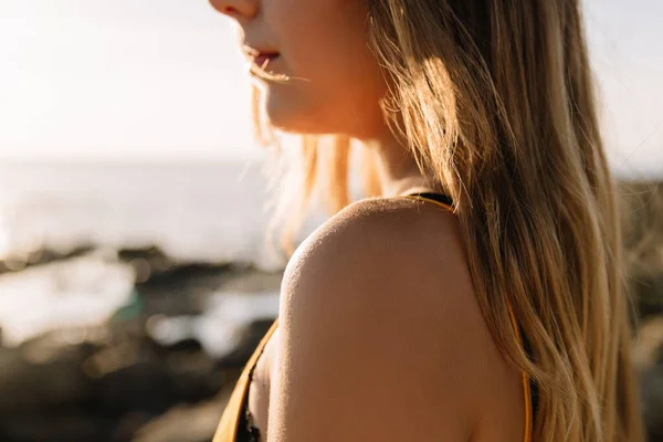 Chica en traje de baño disfrutando y caminando en la playa, en verano, en la puesta de sol. Retrato de una joven feliz sonriendo al mar . —  Fotos de Stock