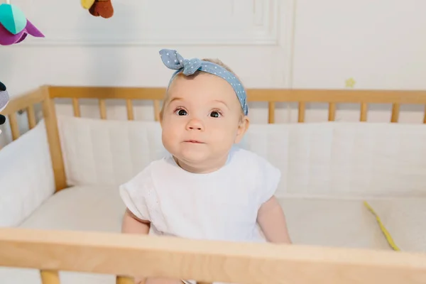 Niña en su cama, con diadema — Foto de Stock