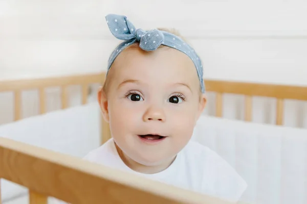 Niña en su cama, con diadema — Foto de Stock