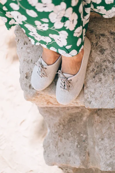Πόδια σε ωραία αθλητικά παπούτσια σε άσπρες πέτρινες σκάλες. Καλοκαίρι. άνετα παπούτσια για ταξίδια — Φωτογραφία Αρχείου