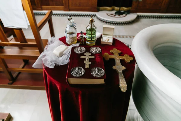 Ceremonia de bautizo dentro de una iglesia ortodoxa — Foto de Stock