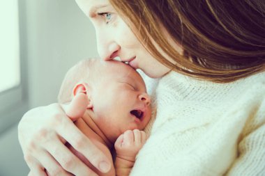 Anne, doğumdan sonra bebeğini kucağına almış. Aşk ve aile kavramı. Yeni doğmuş bebek. yeni hayat.