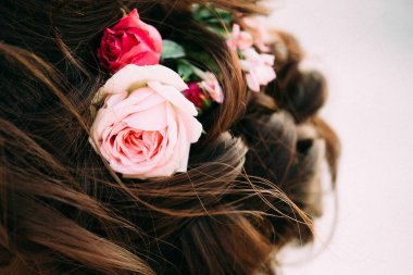 düğün saç stili gelin saçında çiçekler. Gelinlerin sabahı