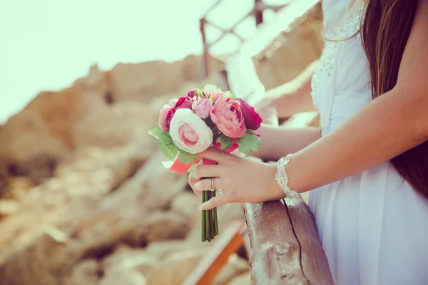 Menyasszonyi csokor a fehér sziklán. Menyasszonyi csokor természetes virágok. Természetes virágok. A menyasszony reggelén. — Stock Fotó