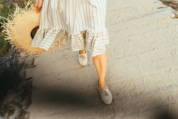 Pieds en belles baskets sur marches en pierre blanche. L'heure d'été. chaussures confortables pour voyager — Photo
