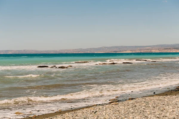 Bellissimo mare azzurro e spiaggia di ghiaia — Foto Stock