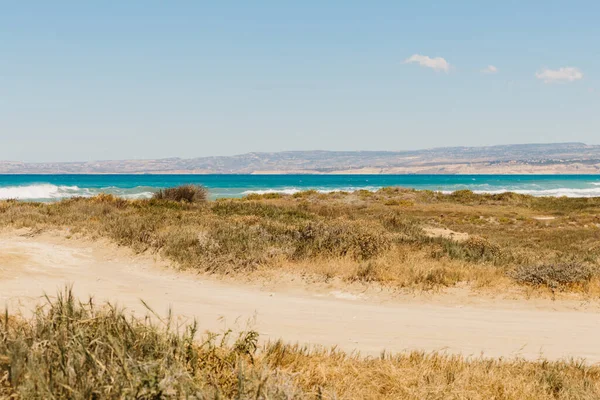 美しい紺碧の海と小石のビーチ — ストック写真