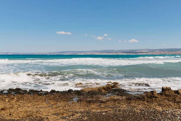 美しい紺碧の海と小石のビーチ — ストック写真