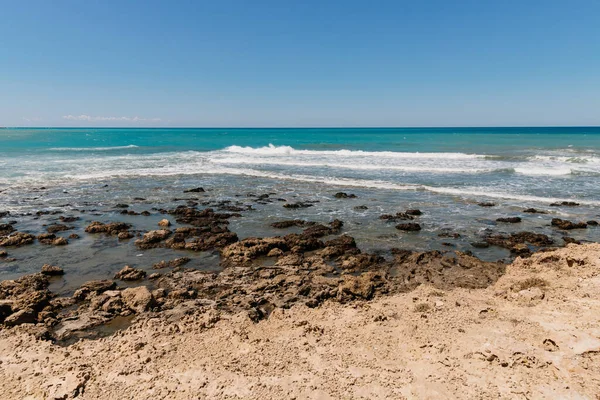 Bellissimo mare azzurro e rocce — Foto Stock