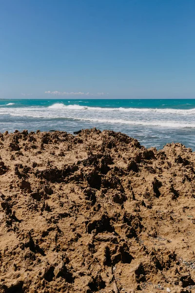 美しい紺碧の海と岩 — ストック写真
