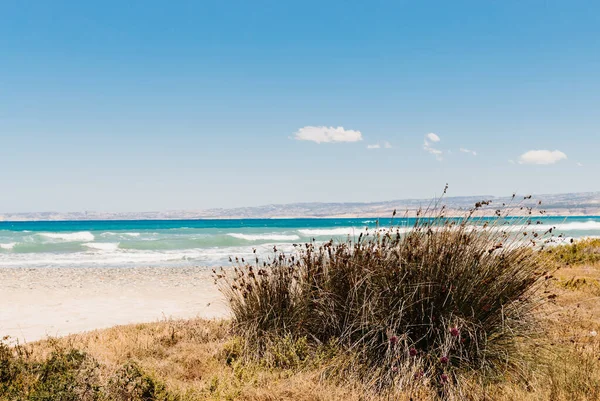 Bellissimo mare azzurro e rocce — Foto Stock