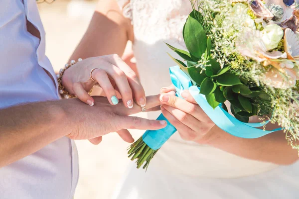 A noiva coloca o anel para o casamento do noivo no mar — Fotografia de Stock