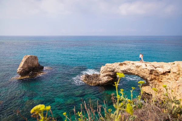 崖や紺碧の海"恋人の橋" -天然石のアーチ。アギア・ナパ,キプロス — ストック写真